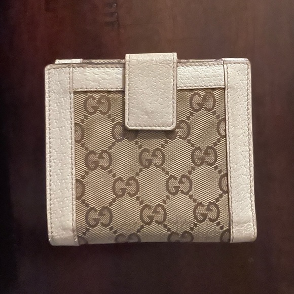 Gucci Bi-Fold Cream/Beige Monogram Wallet - Picture 2 of 13